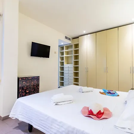 Capri Luxury Holidays Suites, Playa De Cristianos Apartman